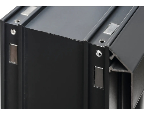 Detailansicht eines schwarzen Aluminiumprofils mit Magneten und Schraublöchern.