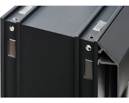 Detailansicht eines schwarzen Aluminiumprofils mit Schraublöchern und Magneten
