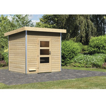 Holzgartenhaus mit Tür mit drei Fenstern auf gepflasterter Fläche