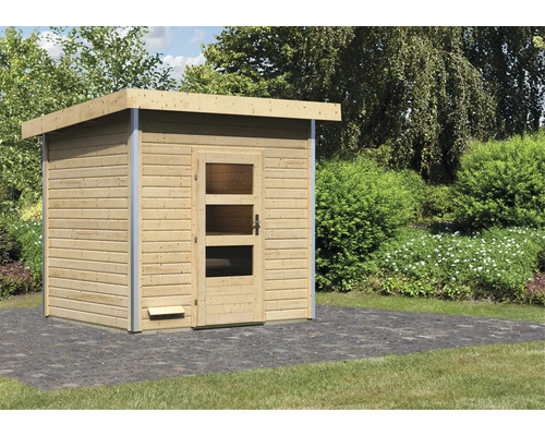 Holzgartenhaus mit Tür mit drei Fenstern auf gepflasterter Fläche