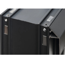 Detailansicht eines schwarzen Aluminiumrahmens mit Magneten und Schraubenlöchern.
