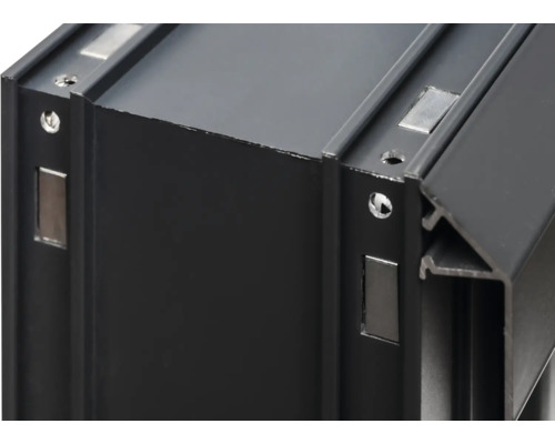 Detailansicht eines schwarzen Aluminiumrahmens mit Magneten und Schraubenlöchern.