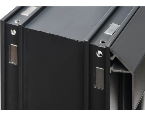 Detailansicht eines schwarzen Aluminiumprofils mit Bohrungen