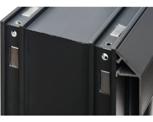 Detailansicht eines schwarzen Aluminiumrahmens mit Schraubenlöchern und rechteckigen Aussparungen