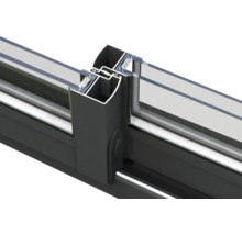 Detailansicht eines Fensterrahmens mit Glas