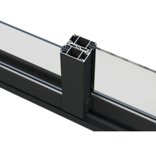 Detailansicht eines schwarzen Fensterrahmens mit Glas