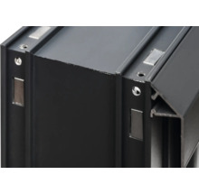 Detailansicht eines schwarzen Aluminiumprofils mit Magneten und Schraublöchern