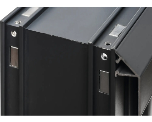 Detailansicht eines schwarzen Aluminiumprofils mit Magneten und Schraublöchern