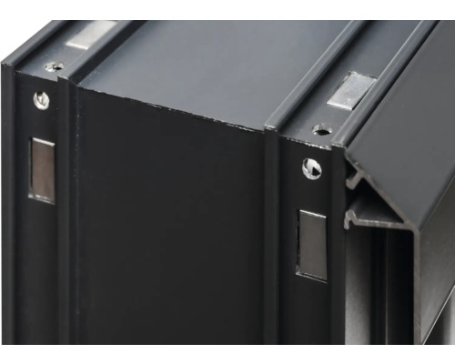 Detailansicht eines schwarzen Aluminiumprofils mit Magneten