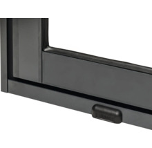 Detailansicht eines Fensters mit Rahmen und Griff