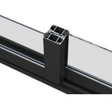 Detailansicht eines Fensterrahmens mit Verglasung.