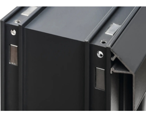 Detailaufnahme eines schwarzen Aluminiumrahmens mit Schrauben und Magneten