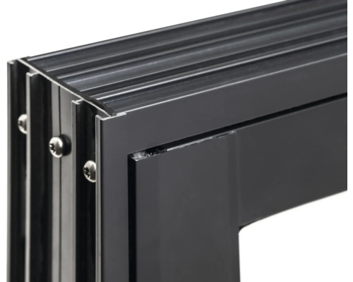 Detailansicht eines schwarzen Aluminiumfensterrahmens mit Schrauben