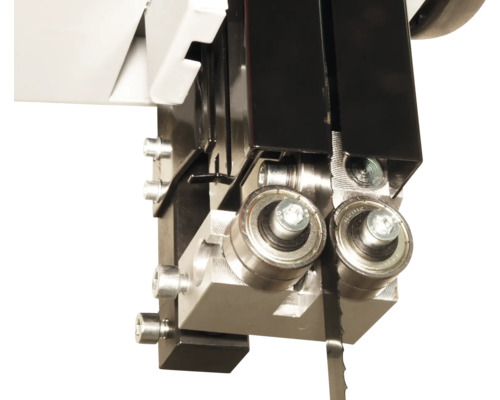 Detailansicht einer Bandsäge mit Metallsägeband und Führungsrollen