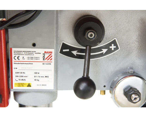 Detailansicht einer Ständerbohrmaschine mit Geschwindigkeitsregler und Holzmann Maschinen Logo.