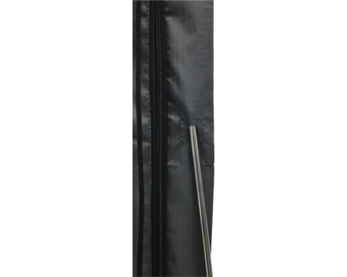 Detailaufnahme eines schwarzen Stoffes mit Reißverschluss und einer Metallstange