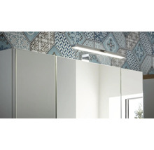 Detailaufnahme eines Spiegelschranks mit Beleuchtung in einem Badezimmer