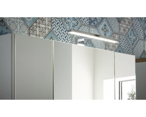 Detailaufnahme eines Spiegelschranks mit Beleuchtung in einem Badezimmer