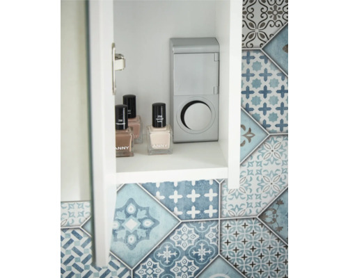 Innenansicht eines Badezimmerschranks mit Nagellackflaschen und einem Spiegelschrank