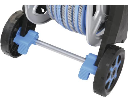 Detailansicht eines Gartenschlauchwagens mit Rädern und Schlauchaufroller