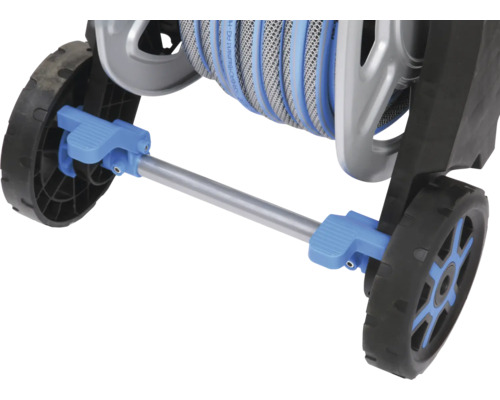 Detailansicht eines Schlauchwagens mit Rädern und Griff