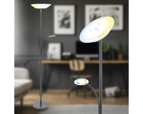 Stehleuchte mit Leselampe im Wohnzimmer