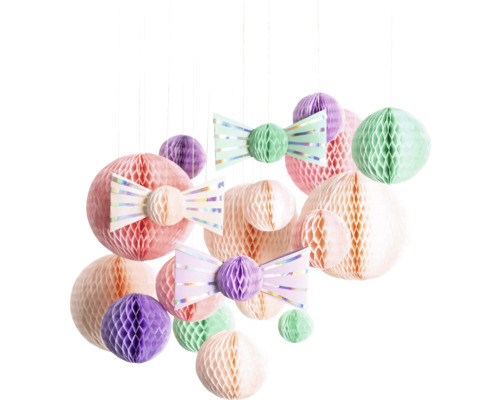 Dekorative Papiergirlande mit Schleifen in verschiedenen Farben