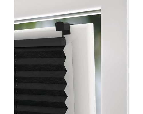 Detailansicht einer schwarzen Plisseejalousie am Fenster