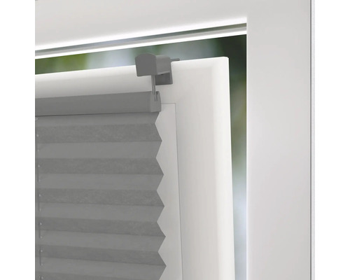 Graues Plissee am Fenster mit Halterung zur Lichtregulierung