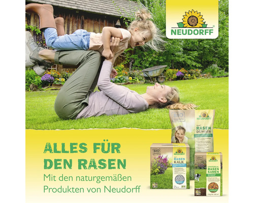 Szene mit Mutter und Kind auf Rasen und Neudorff Rasenpflegeprodukten