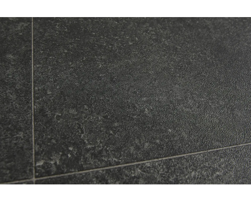 Detailaufnahme von schwarzen Bodenfliesen mit gefliester Oberfläche