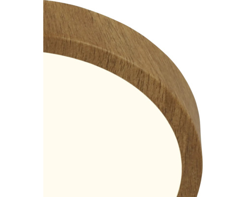 Detailaufnahme einer runden Deckenleuchte mit Holzrahmen.