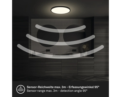 Deckenleuchte mit Bewegungssensor in einem Badezimmer mit einer Reichweite von maximal drei Metern und einem Erfassungswinkel von 95 Grad.