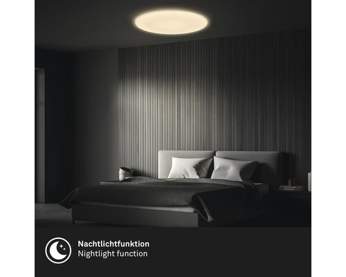 Dezente Deckenleuchte im Schlafzimmer mit Nachtlichtfunktion