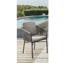 Gartenstuhl mit Kissen und Rope-Design vor Pool