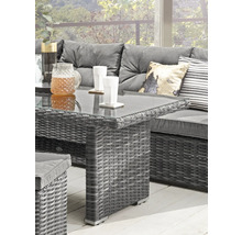 Nahaufnahme eines Rattansets mit Tisch und Sofas mit Kissen