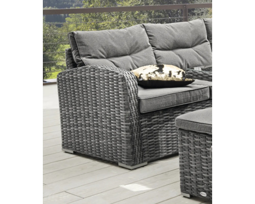 Detailansicht eines grauen Rattan-Gartensofas mit Kissen