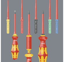 Verschiedene isolierte Schraubendreher von Wera mit roten Griffen.