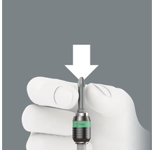 Eine Hand hält einen Wera Schrauber-Bit mit einem weißen Pfeil darüber.