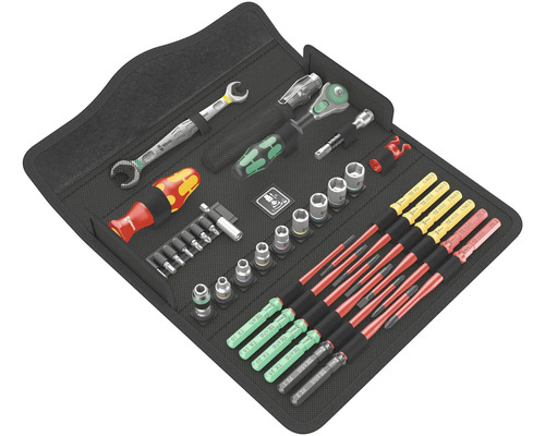 Werkzeugsatz mit Schraubenschlüsseln, Ratsche, Steckschlüsseln und Schraubendrehern in schwarzer Werkzeugtasche