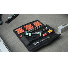 Werkzeugsatz mit Steckschlüsseln, Schraubendrehern und Ratschen in schwarzer Tasche