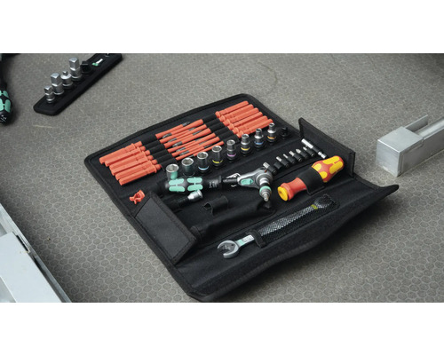 Werkzeugsatz mit Steckschlüsseln, Schraubendrehern und Ratschen in schwarzer Tasche