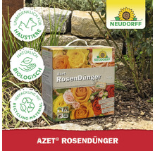 Azet Rosendünger 5 Kilogramm Packung vor Gartenhintergrund