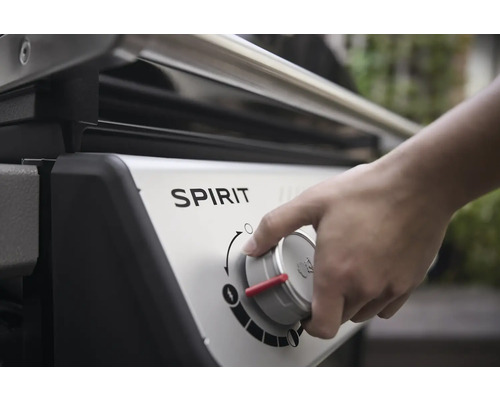 Nahaufnahme einer Hand, die einen Drehknopf am Weber Spirit Grill bedient.