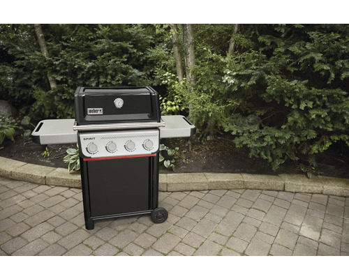 Weber Spirit Grill mit Seitenablagen im Garten