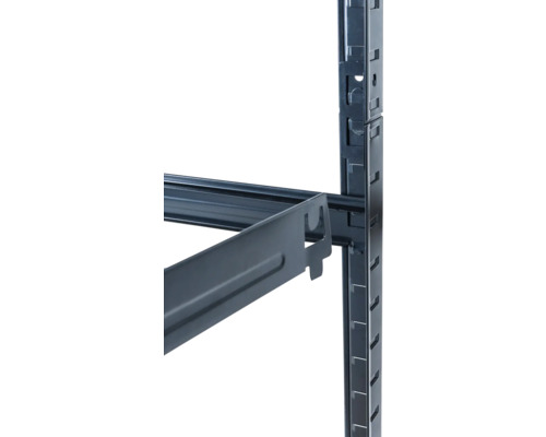 Detailansicht eines Metallregalsystems mit Regalbodenbefestigung