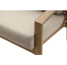 Detailaufnahme eines Sessels mit Holzrahmen und Stoffbezug