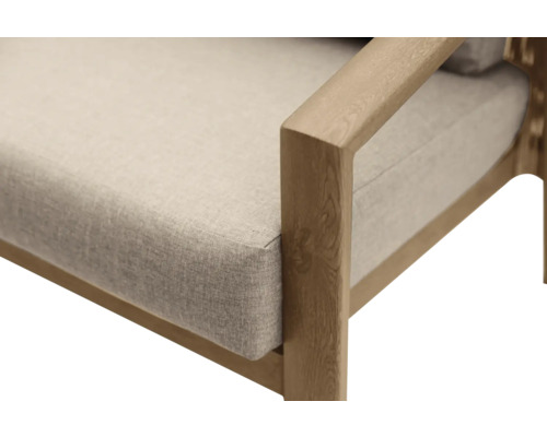 Detailaufnahme eines Sessels mit Holzrahmen und Stoffbezug