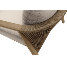 Detailansicht eines Korbsessels mit Armlehne und Kissen