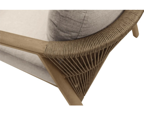 Detailansicht eines Korbsessels mit Armlehne und Kissen